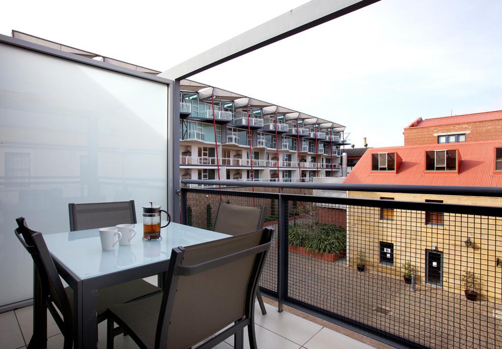 Sullivans Cove Apartments Hobart Luaran gambar A balcony with a retractable awning